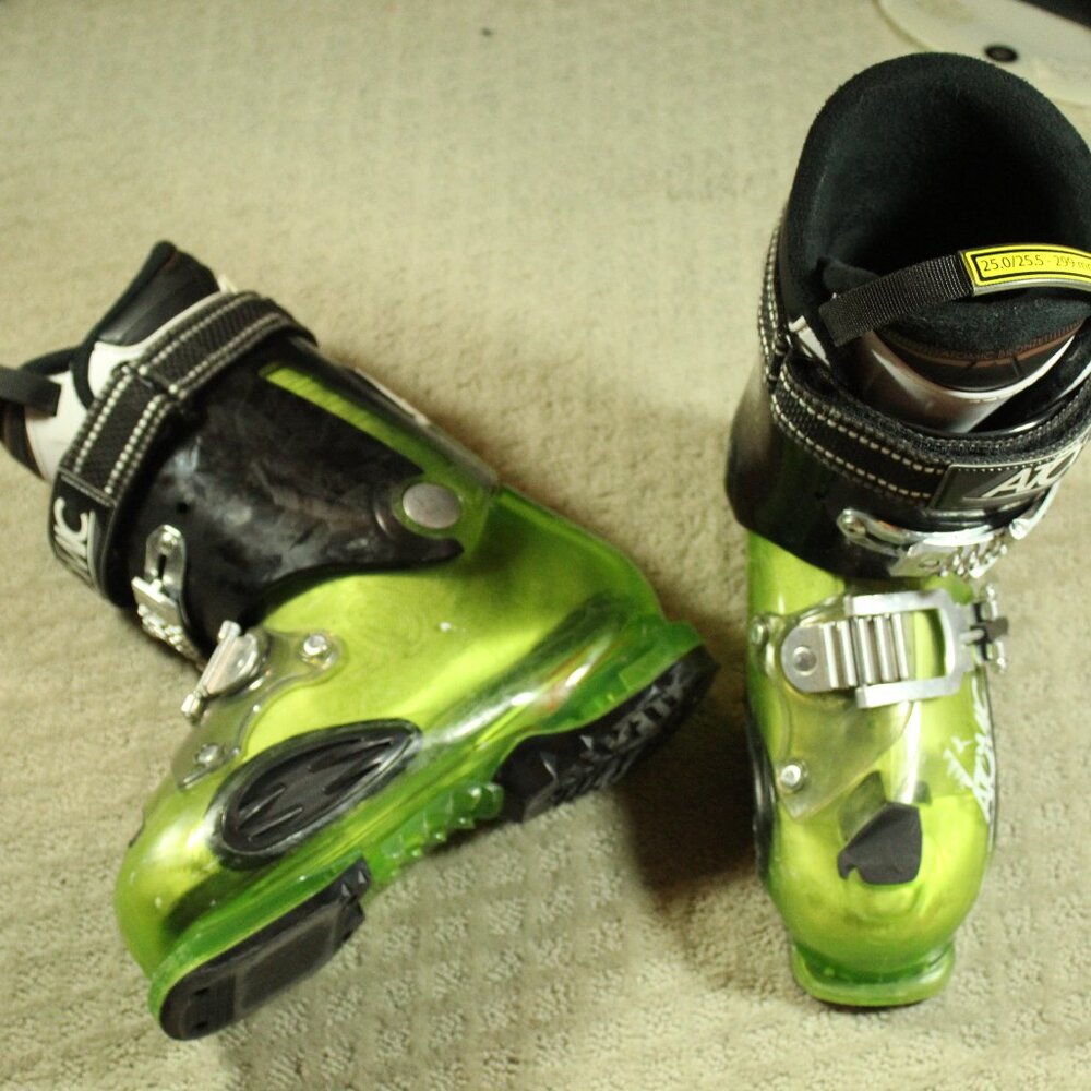 Atomic Bronze Adult 25.0/25.5 - 299 mm Green Livefit Plus Ski Boots